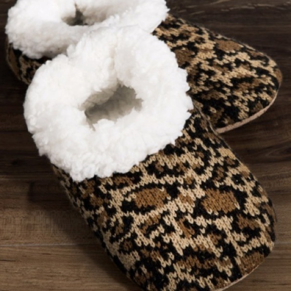 Plush Lined Cheetah Print Slippers - Picture 2 of 8